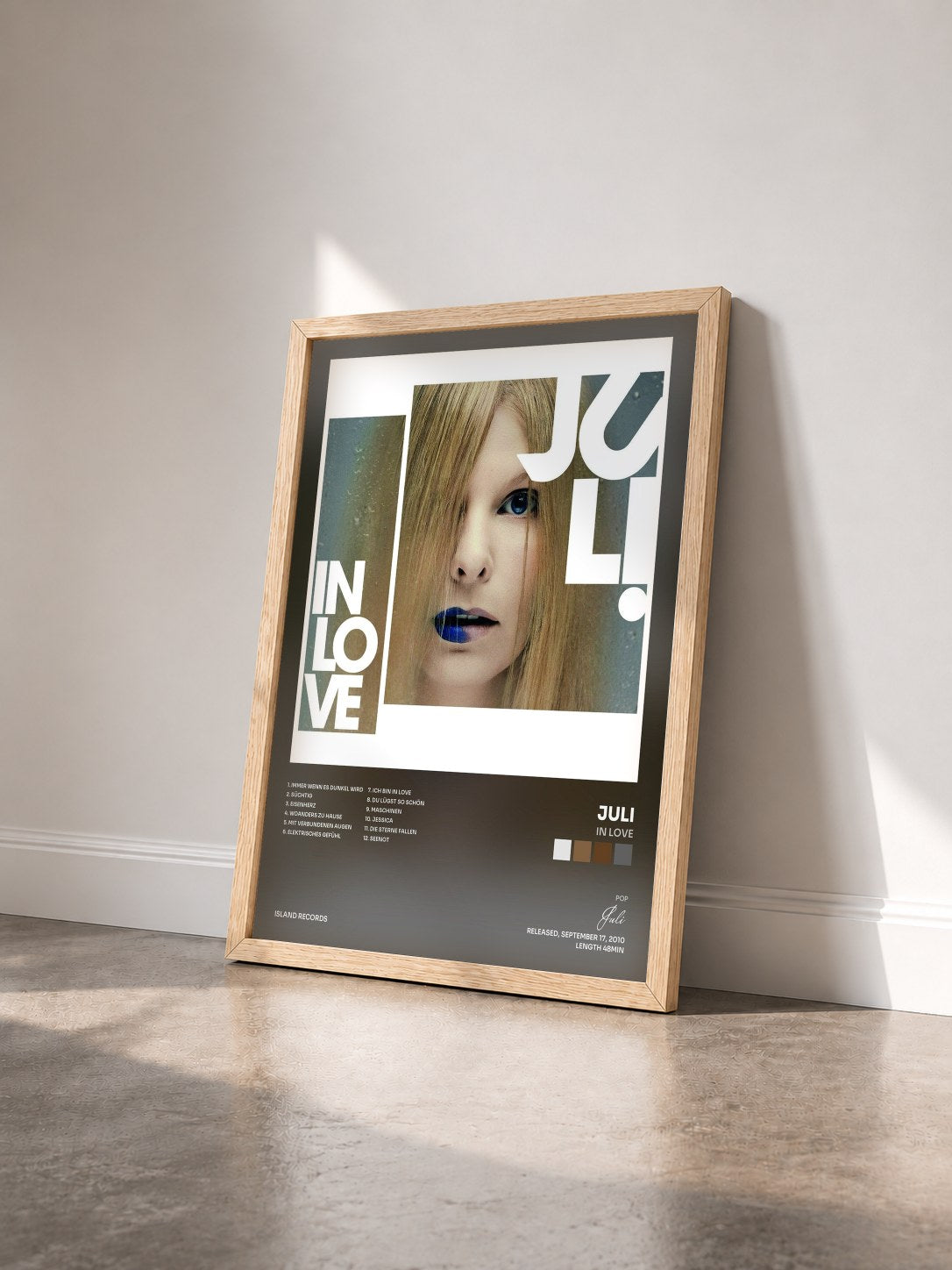 #bois Tableau de l'album In Love de Juli vu de trois quarts, cadre en bois brut