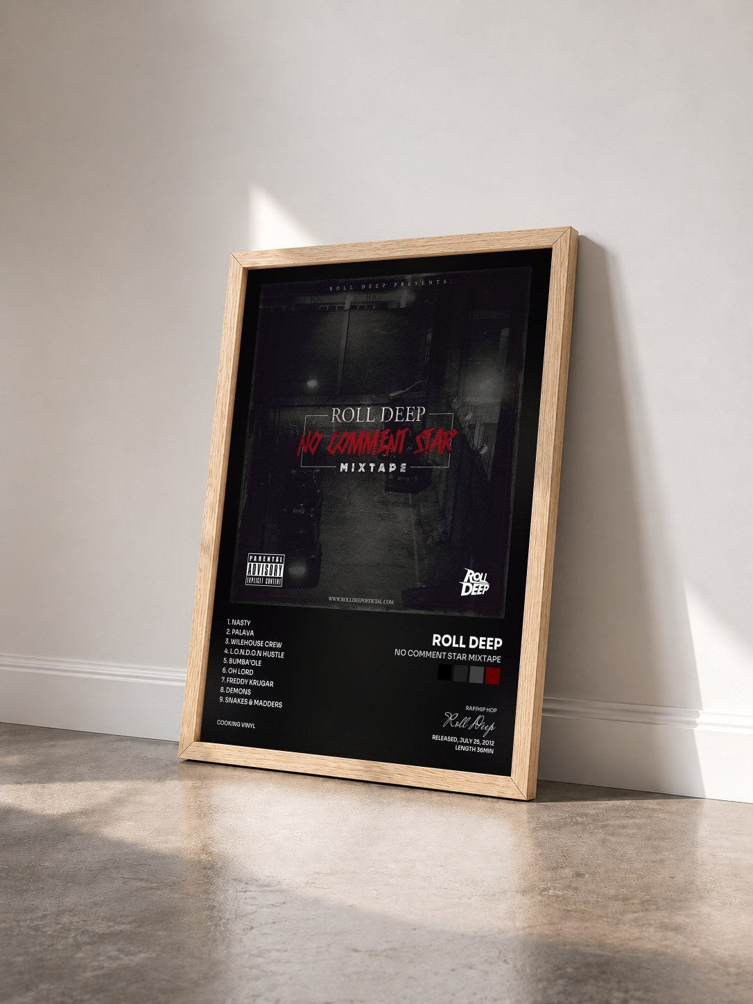 #bois Tableau de l'album No Comment Star Mixtape de Roll Deep vu de trois quarts, cadre en bois brut