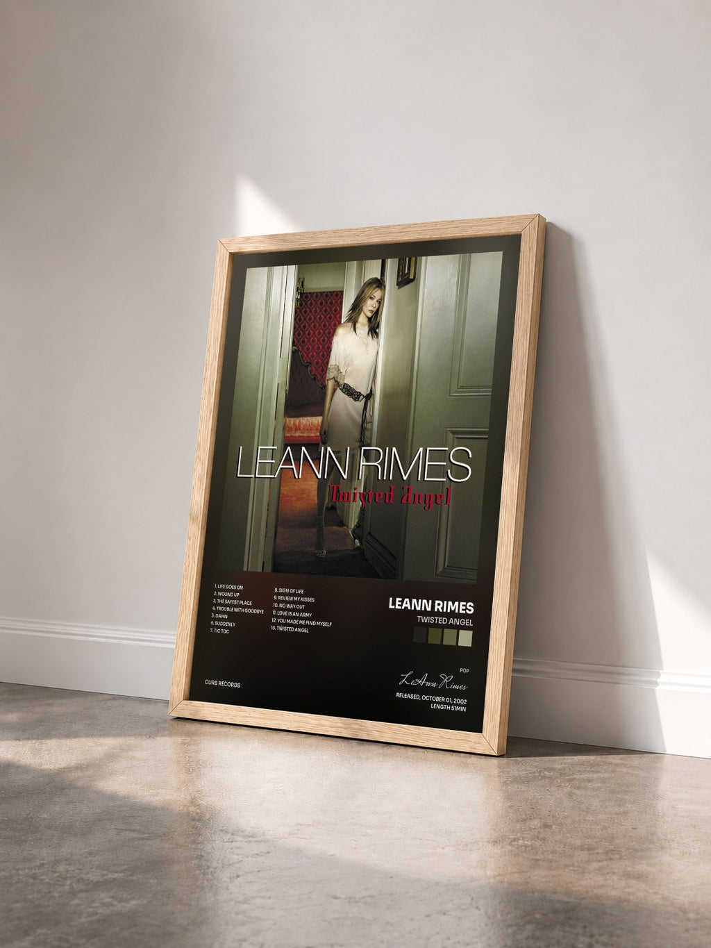 #bois Tableau de l'album Twisted Angel de LeAnn Rimes vu de trois quarts, cadre en bois brut