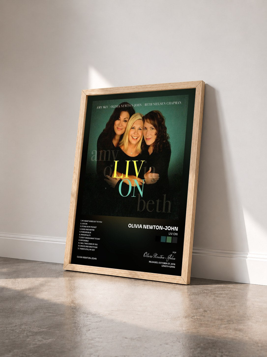 #bois Tableau de l'album Liv On de Olivia Newton-John vu de trois quarts, cadre en bois brut