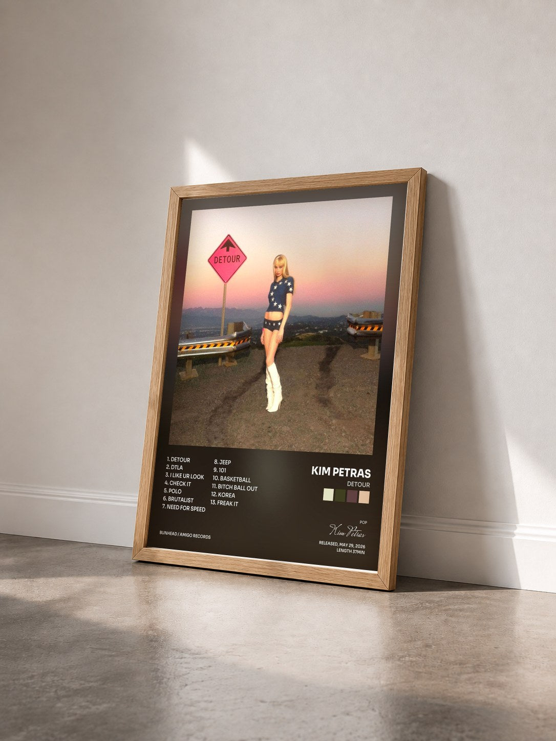 #bois Tableau de l'album Detour de Kim Petras vu de trois quarts, cadre en bois brut