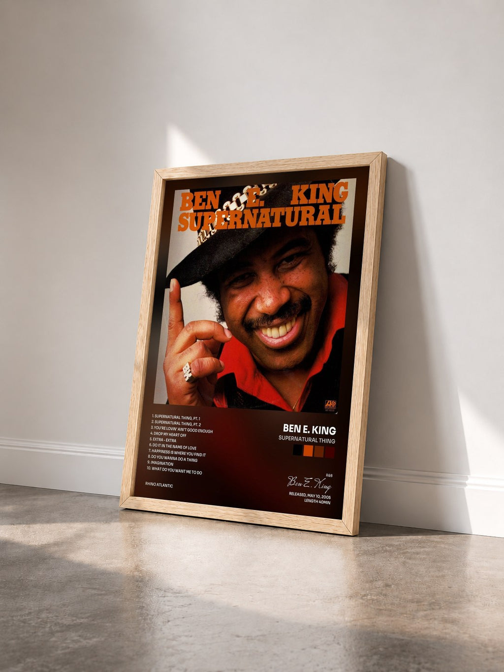#bois Tableau de l'album Supernatural Thing de Ben E. King vu de trois quarts, cadre en bois brut
