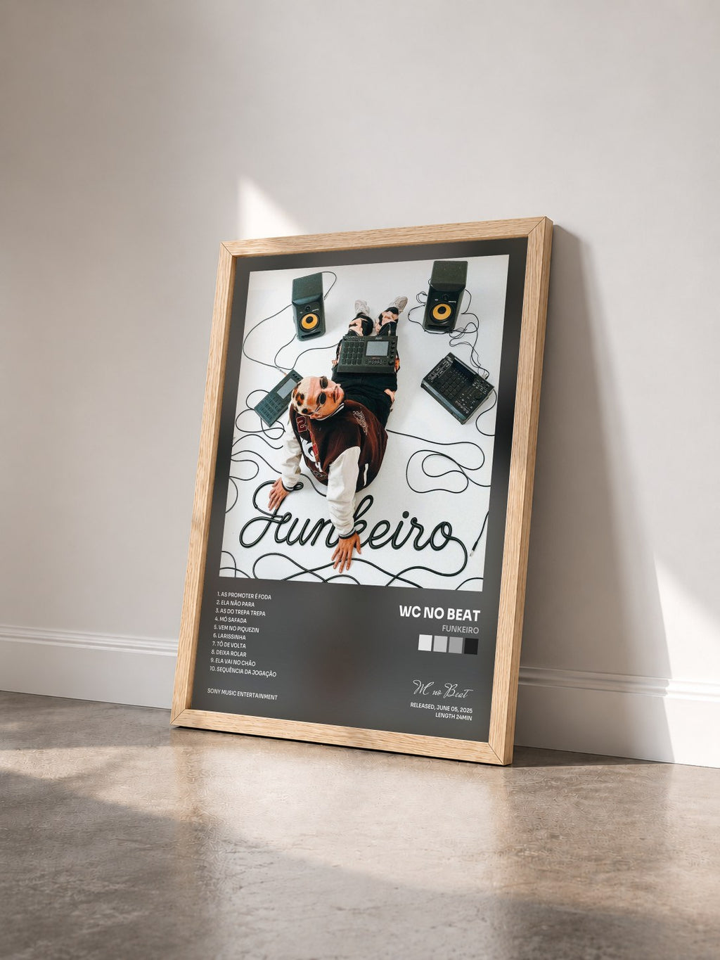 #bois Tableau de l'album Funkeiro de WC no Beat vu de trois quarts, cadre en bois brut