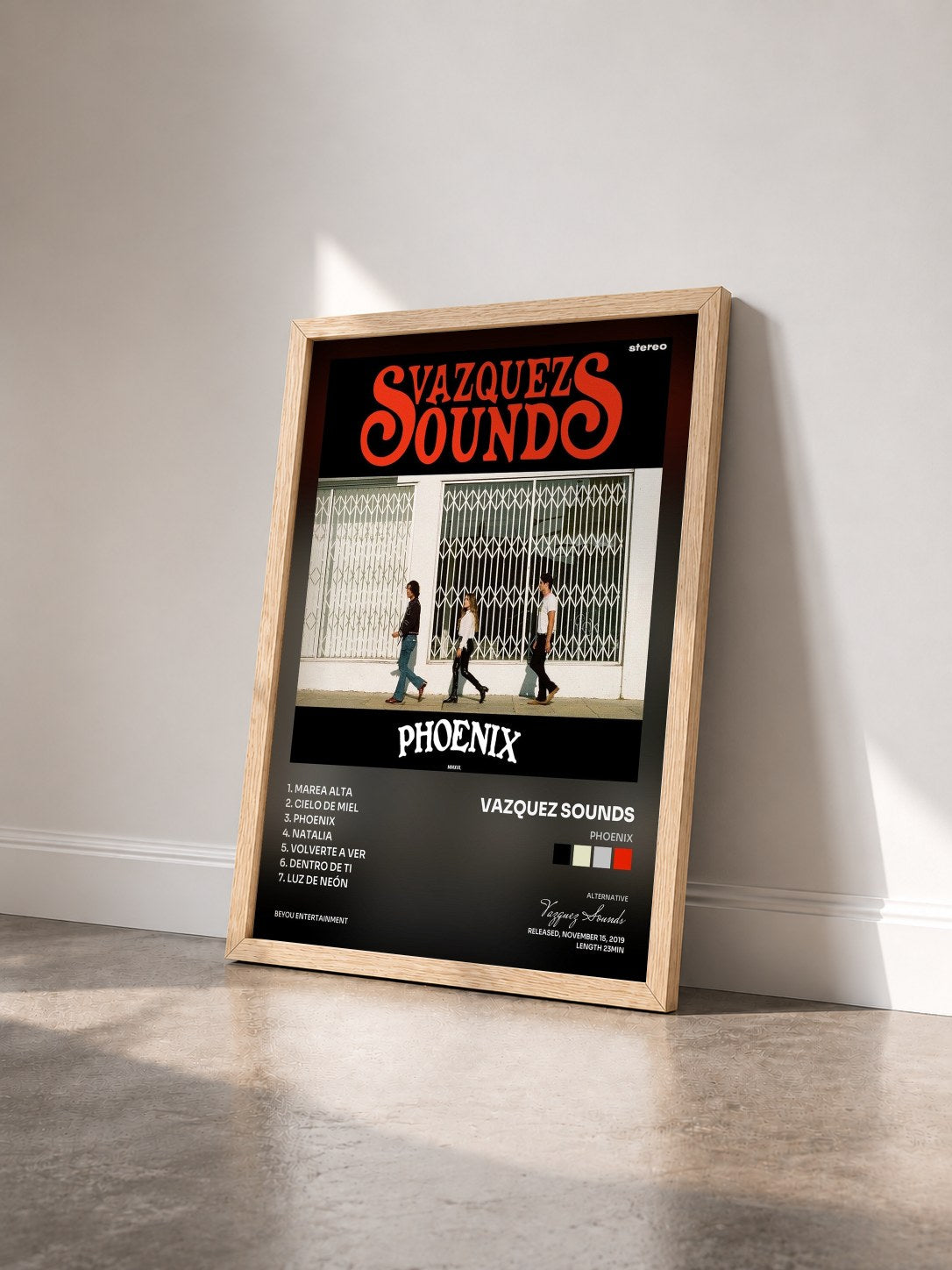 #bois Tableau de l'album Phoenix de Vazquez Sounds vu de trois quarts, cadre en bois brut