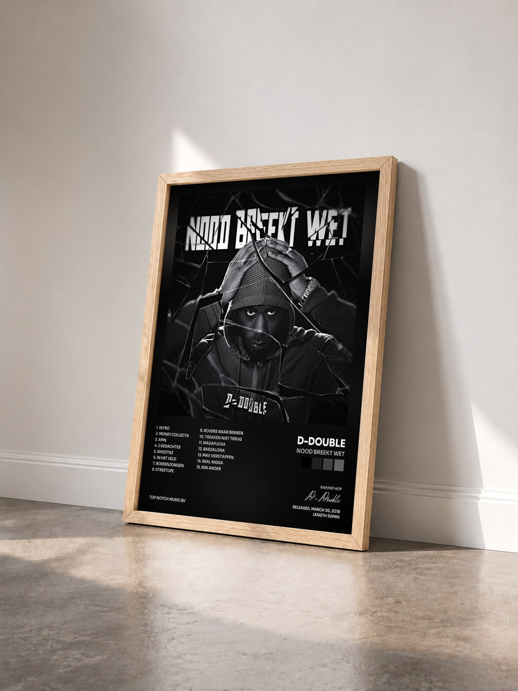 #bois Tableau de l'album Nood Breekt Wet de D-Double vu de trois quarts, cadre en bois brut