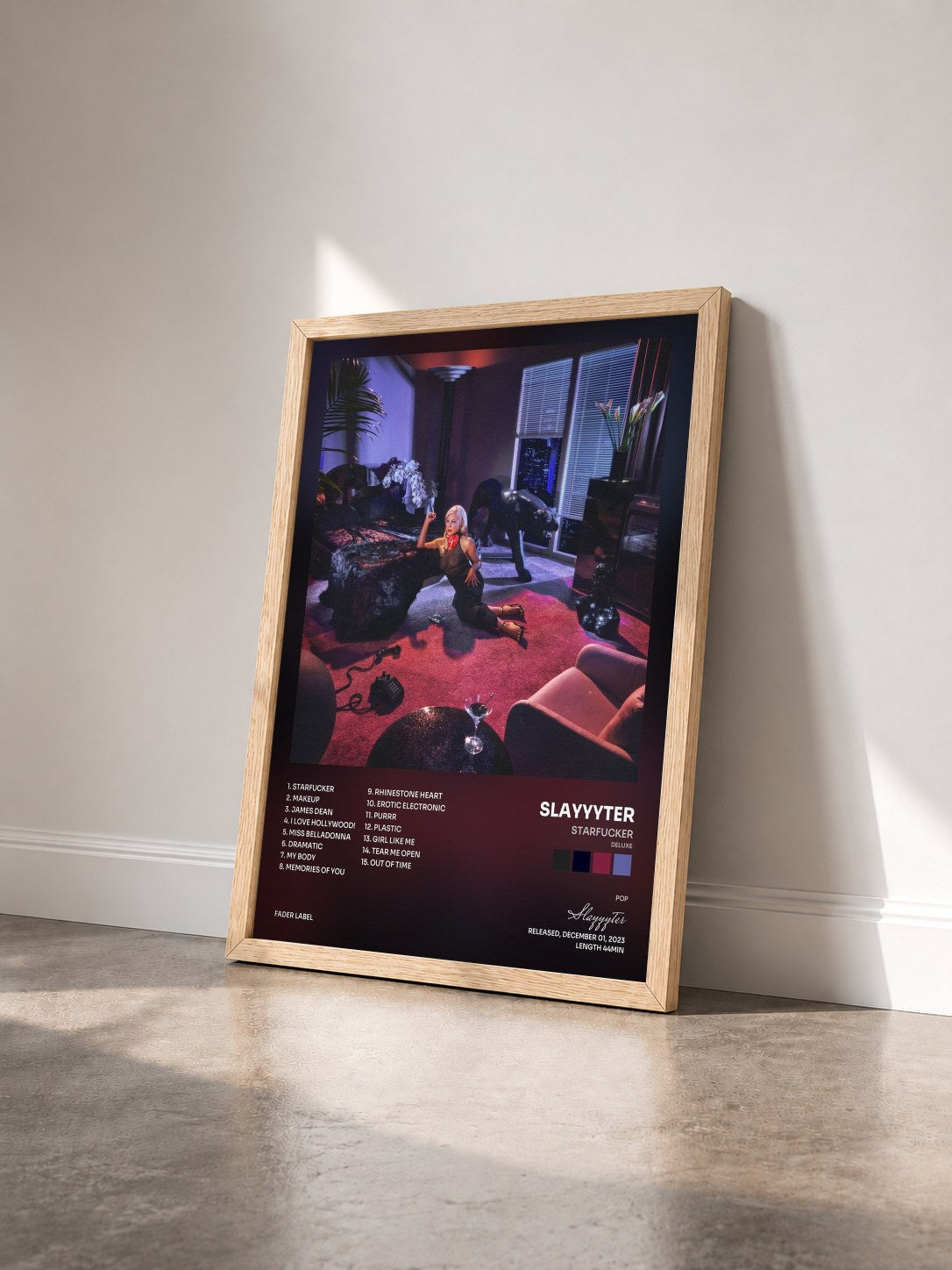#bois Tableau de l'album STARFUCKER (Deluxe) de Slayyyter vu de trois quarts, cadre en bois brut