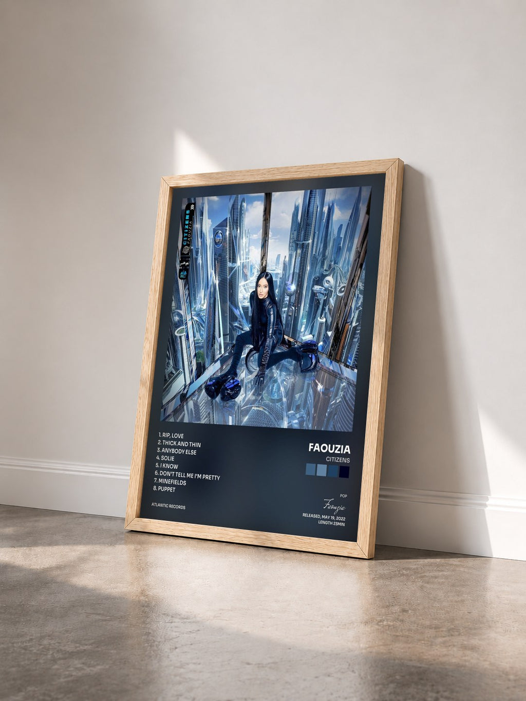 #bois Tableau de l'album CITIZENS de Faouzia vu de trois quarts, cadre en bois brut