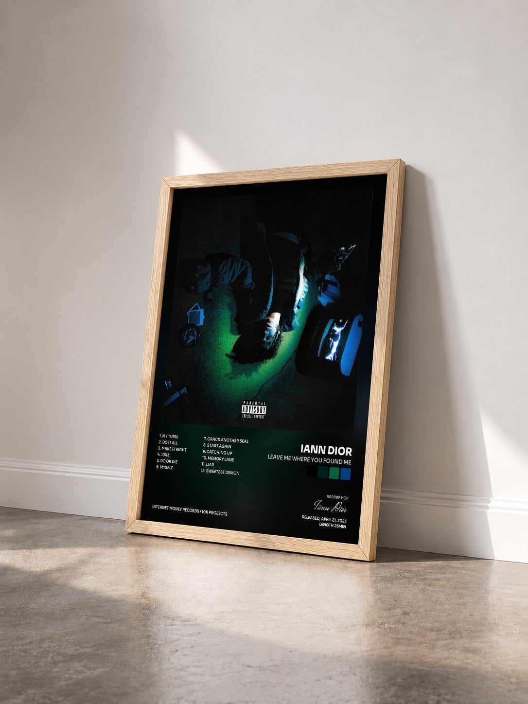 #bois Tableau de l'album leave me where you found me de Iann Dior vu de trois quarts, cadre en bois brut