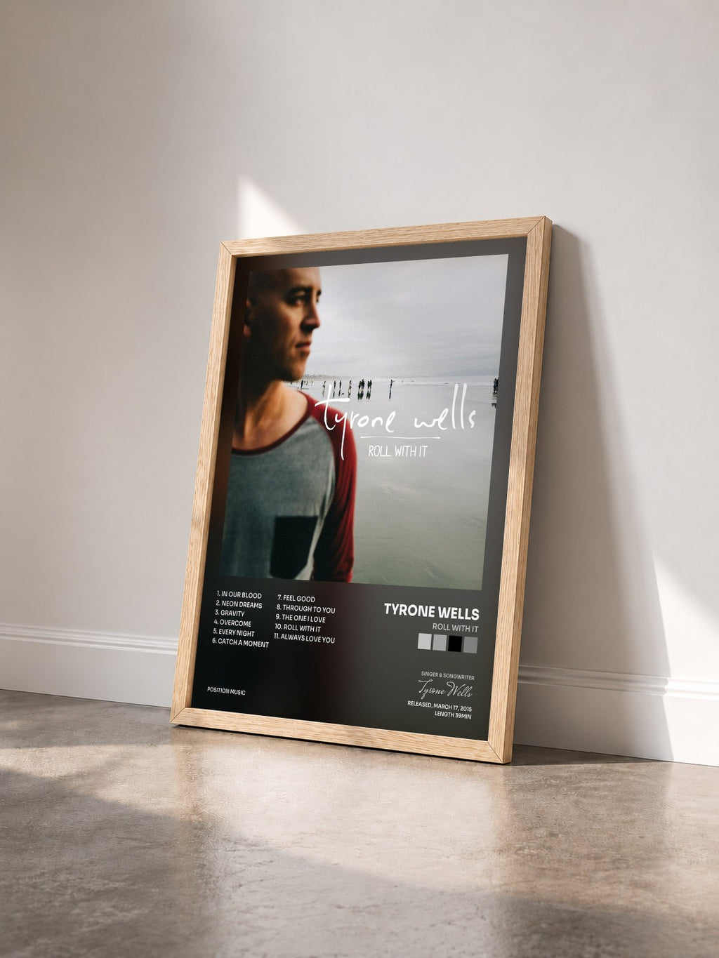 #bois Tableau de l'album Roll With It de Tyrone Wells vu de trois quarts, cadre en bois brut