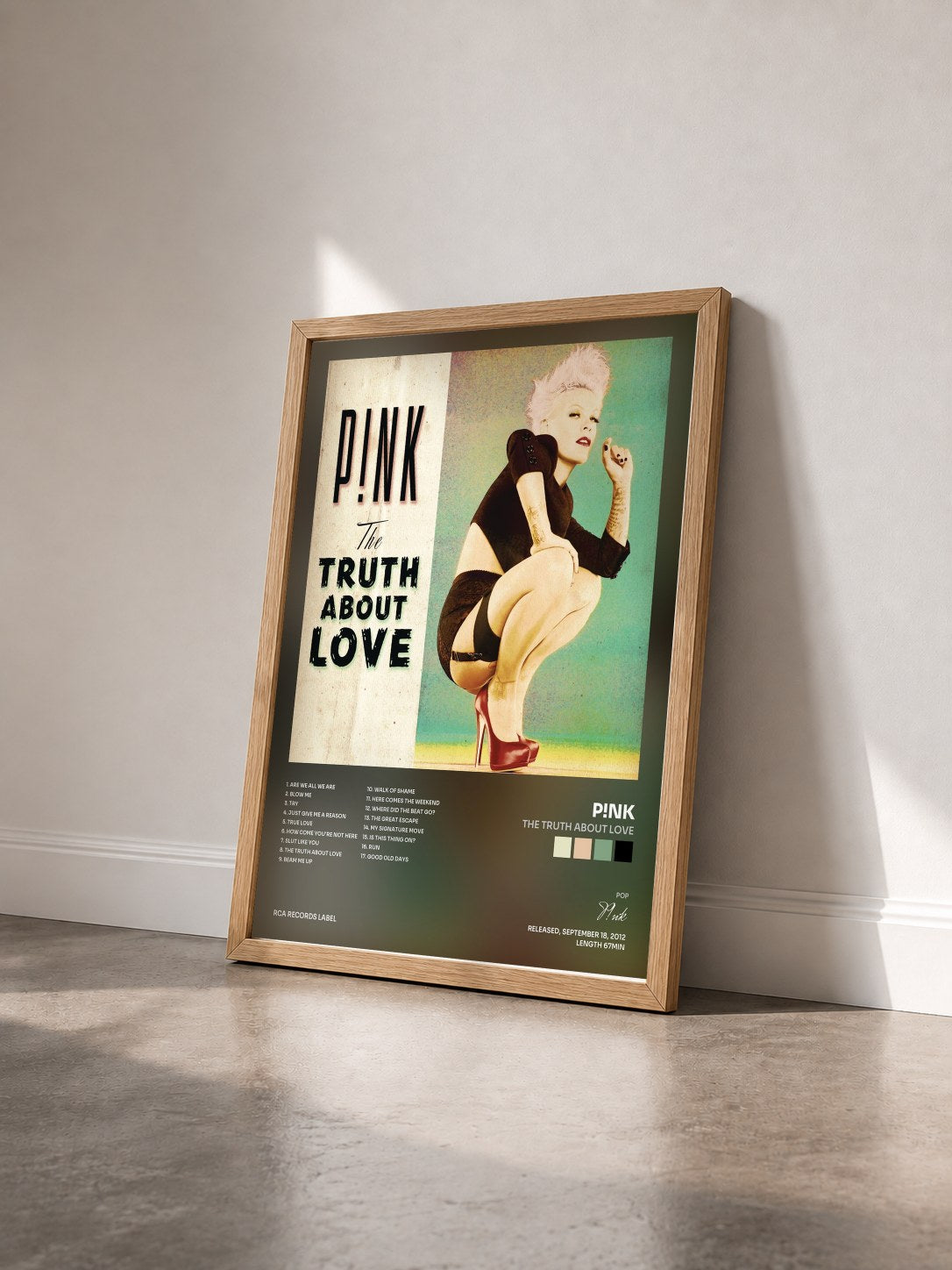 #bois Tableau de l'album The Truth About Love de P!nk vu de trois quarts, cadre en bois brut