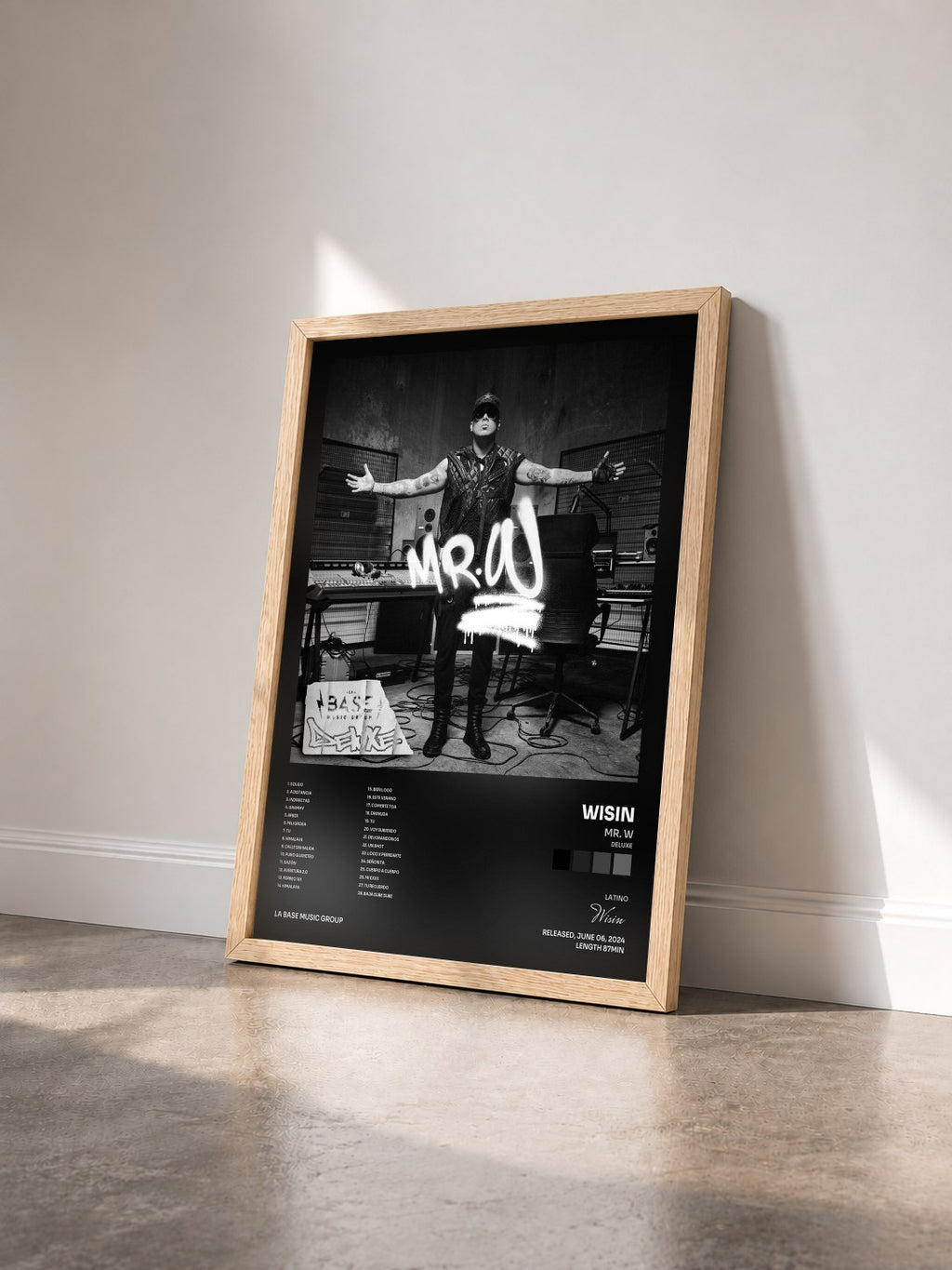 #bois Tableau de l'album Mr. W (Deluxe) de Wisin vu de trois quarts, cadre en bois brut