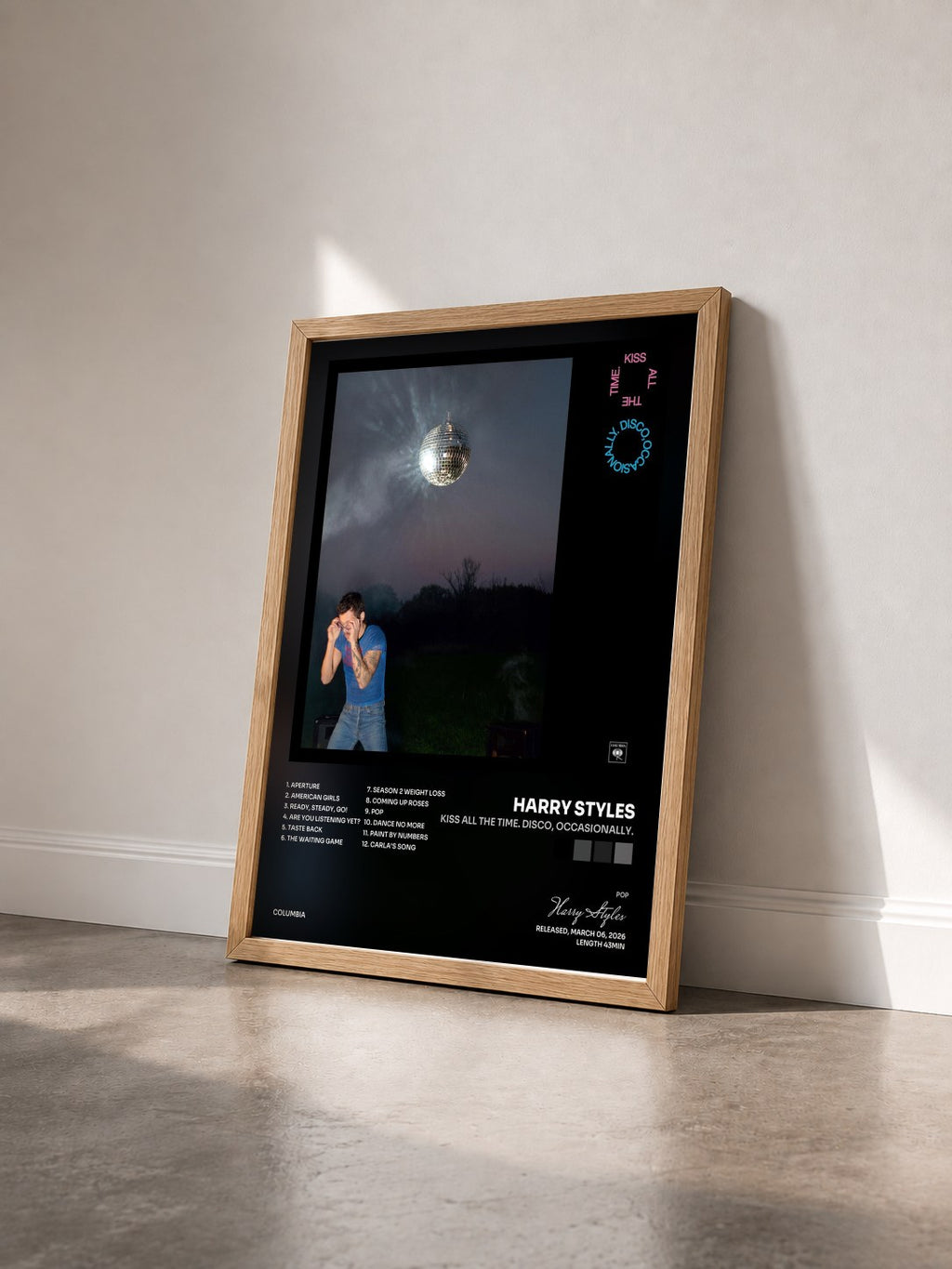 #bois Tableau de l'album Kiss All The Time. Disco, Occasionally. de Harry Styles vu de trois quarts, cadre en bois brut