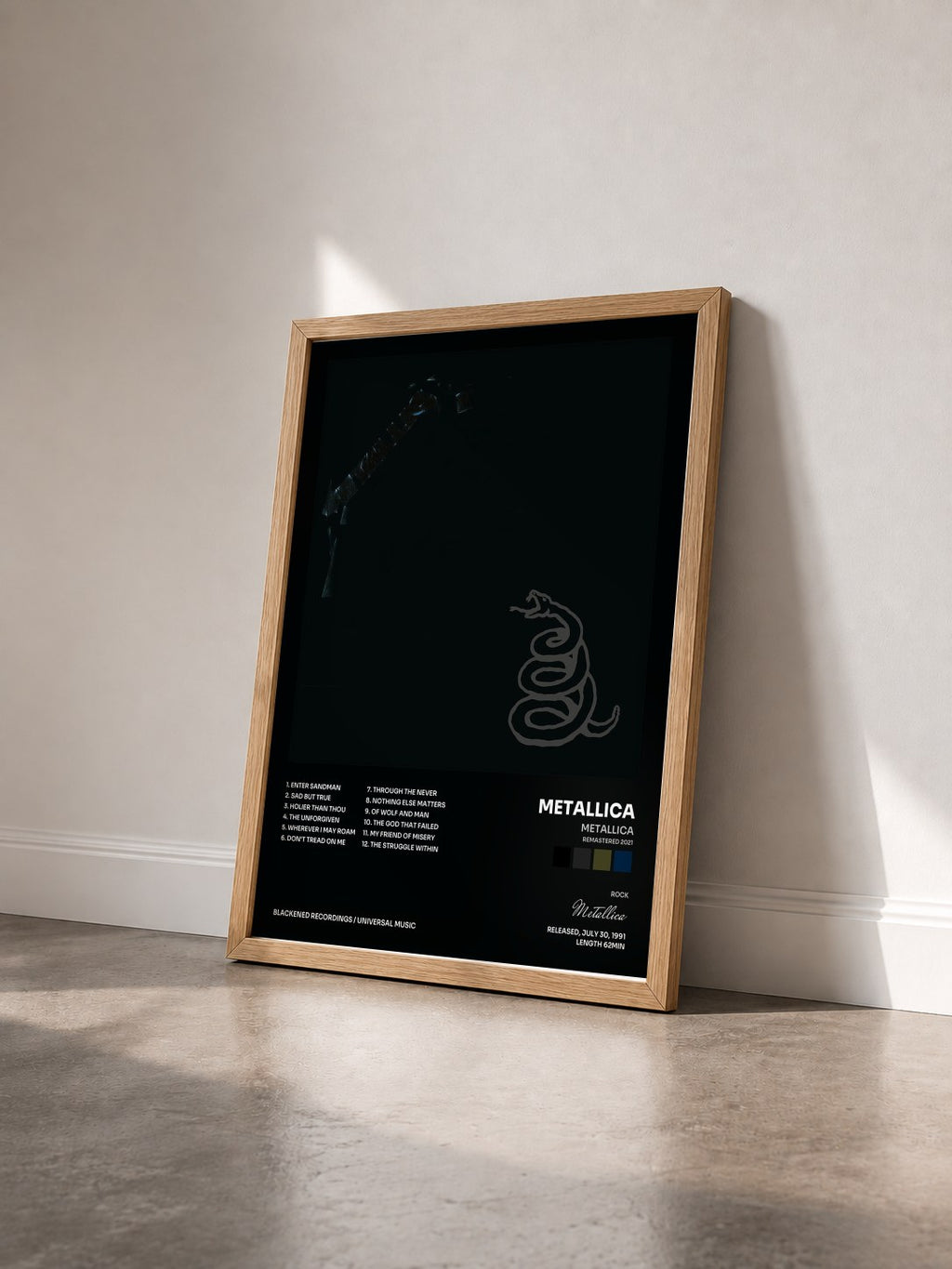 #bois Tableau de l'album Metallica (Remastered 2021) de Metallica vu de trois quarts, cadre en bois brut