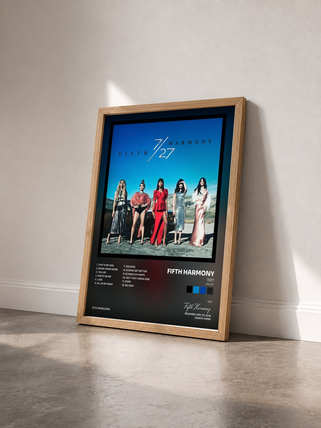 #bois Tableau de l'album 7/27 (Deluxe) de Fifth Harmony vu de trois quarts, cadre en bois brut