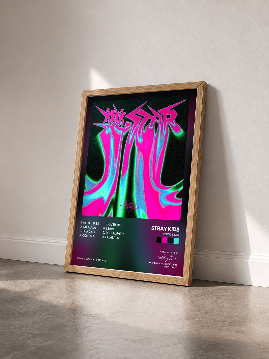 #bois Tableau de l'album ROCK-STAR de Stray Kids vu de trois quarts, cadre en bois brut