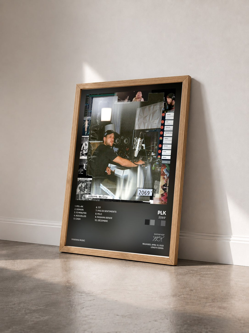 #bois Tableau de l'album 2069' de PLK vu de trois quarts, cadre en bois brut