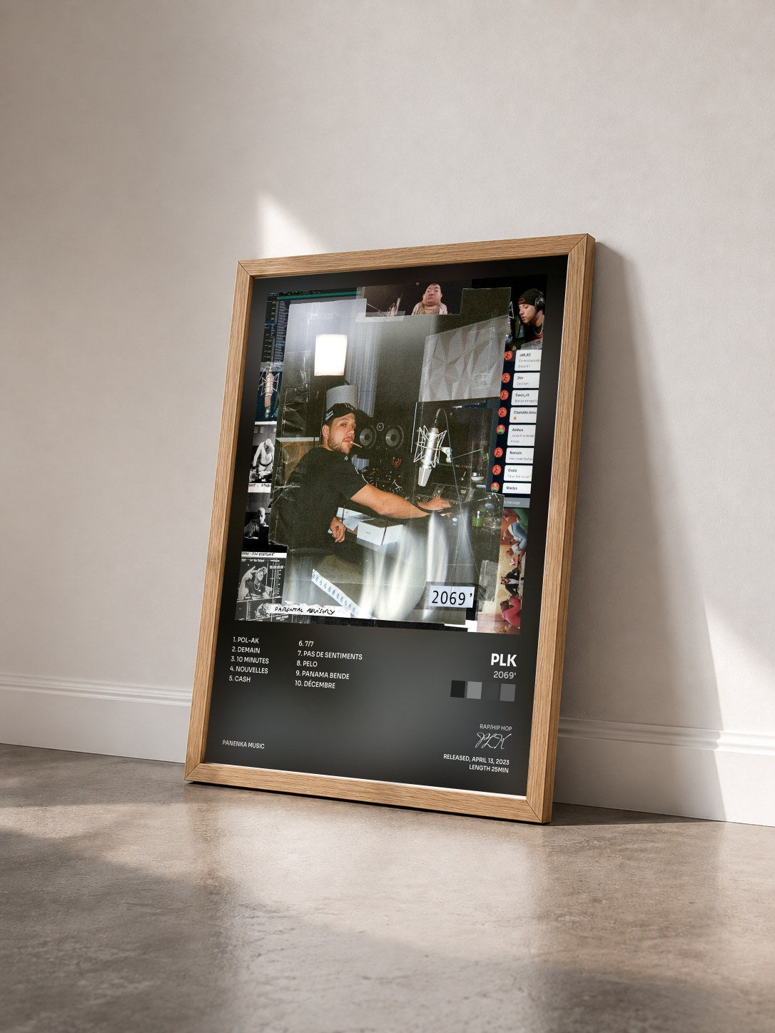 #bois Tableau de l'album 2069' de PLK vu de trois quarts, cadre en bois brut