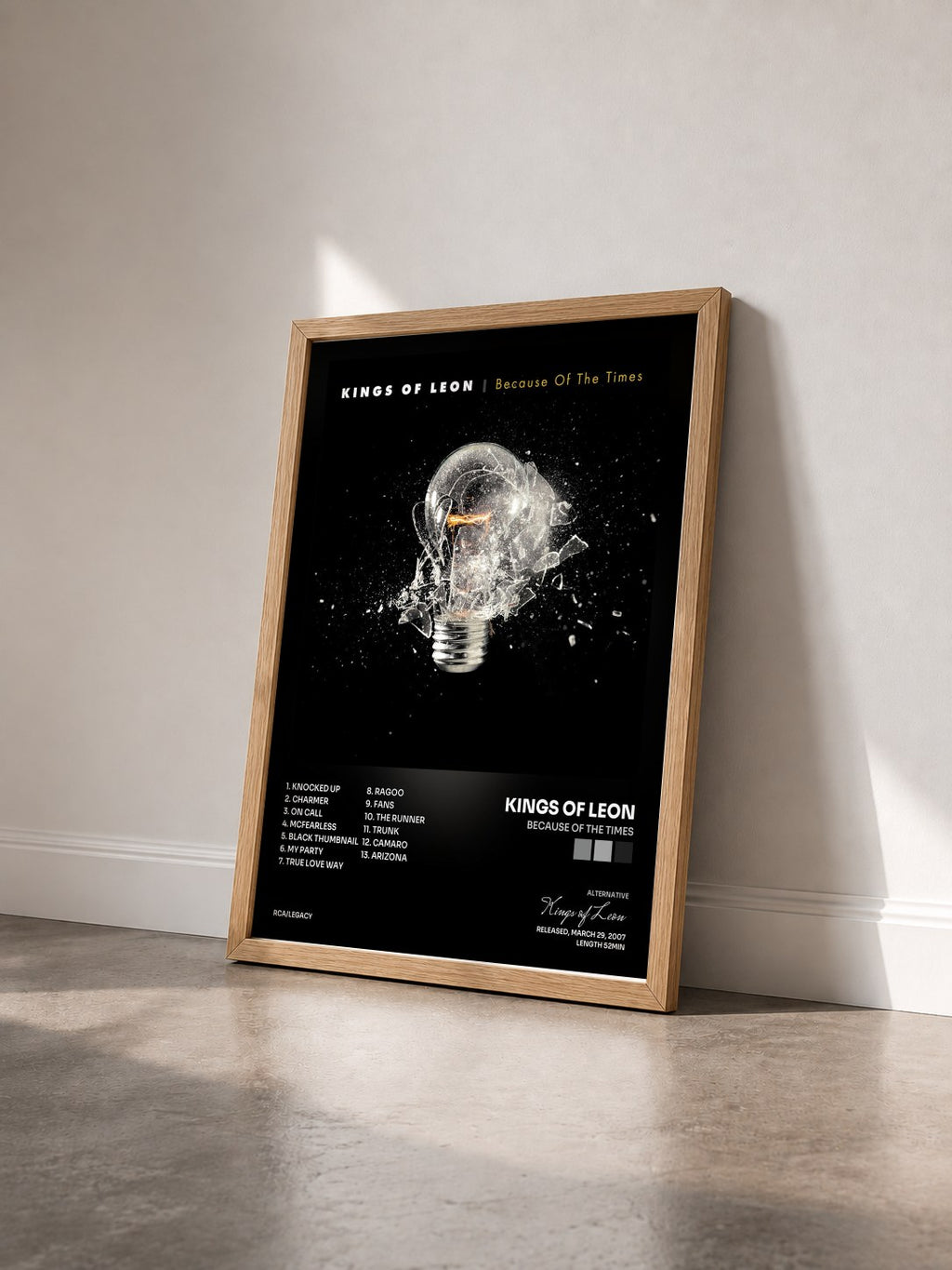 #bois Tableau de l'album Because Of The Times de Kings of Leon vu de trois quarts, cadre en bois brut