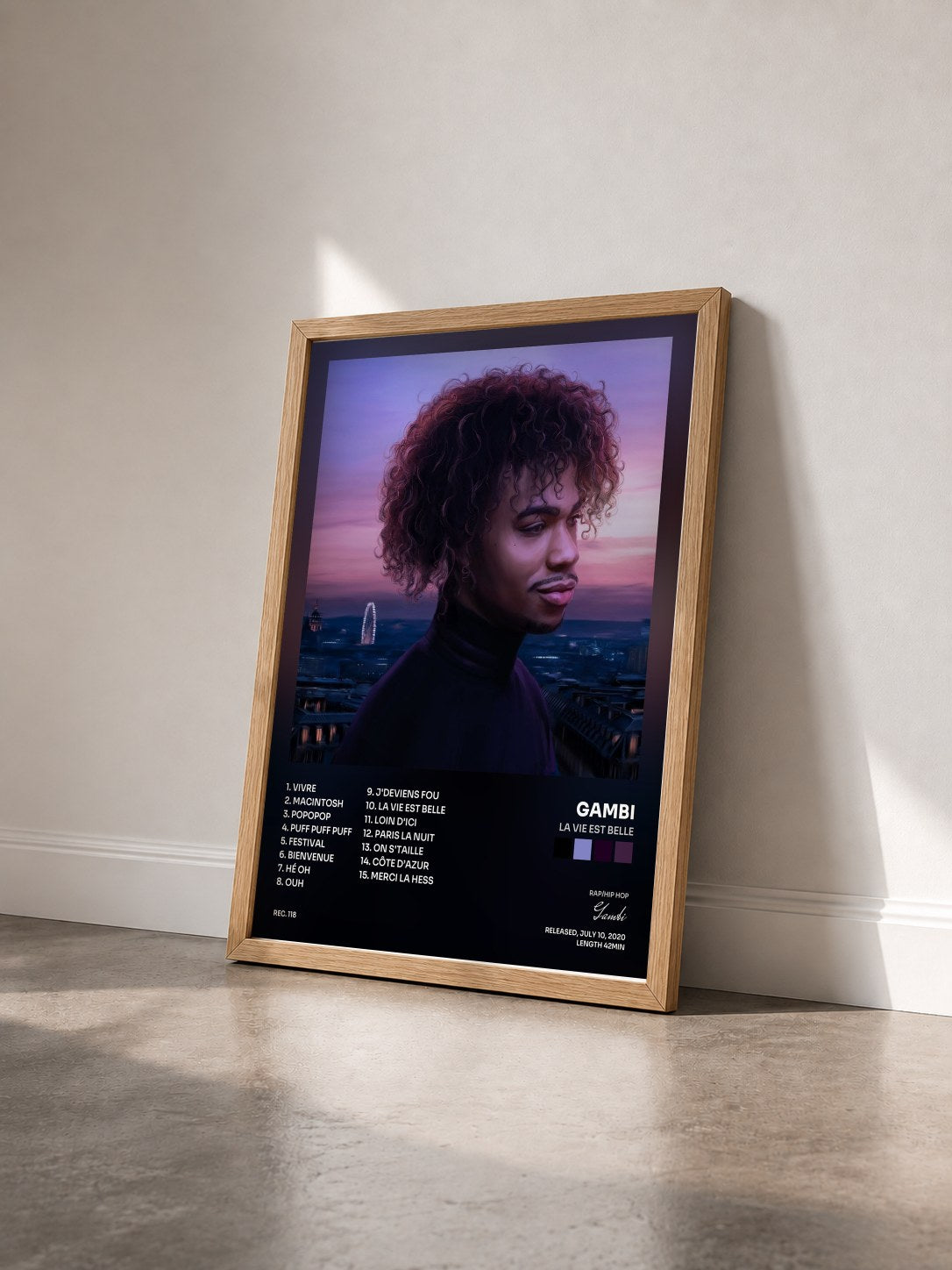 #bois Tableau de l'album LA VIE EST BELLE de Gambi vu de trois quarts, cadre en bois brut