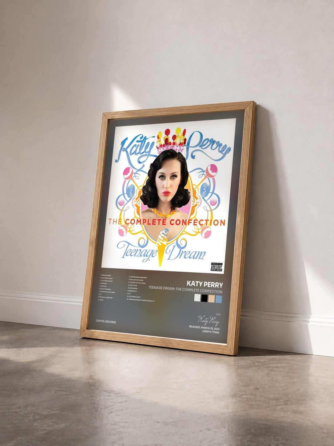 #bois Tableau de l'album Teenage Dream: The Complete Confection de Katy Perry vu de trois quarts, cadre en bois brut