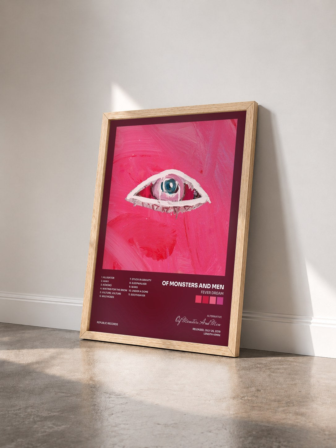 #bois Tableau de l'album FEVER DREAM de Of Monsters And Men vu de trois quarts, cadre en bois brut