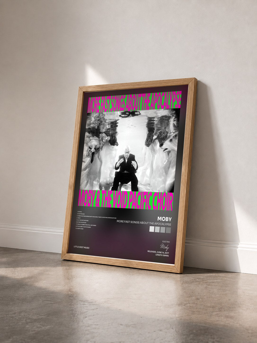 #bois Tableau de l'album More Fast Songs About the Apocalypse de Moby vu de trois quarts, cadre en bois brut
