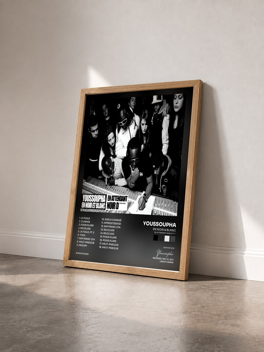 #bois Tableau de l'album En noir & blanc (En attendant Noir D****) de Youssoupha vu de trois quarts, cadre en bois brut