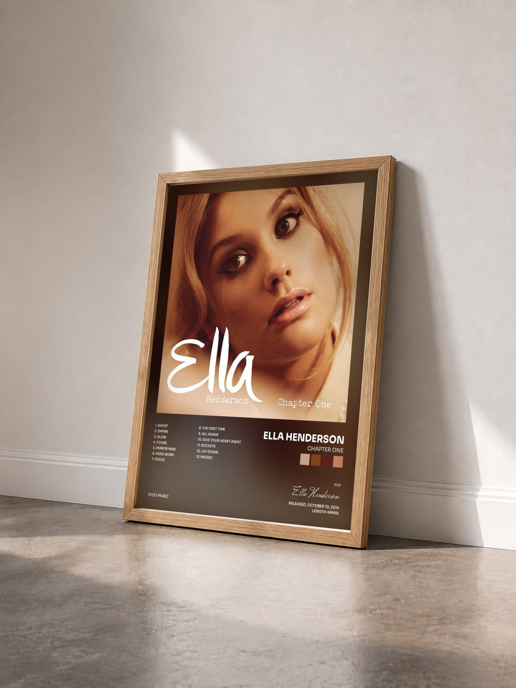 #bois Tableau de l'album Chapter One de Ella Henderson vu de trois quarts, cadre en bois brut