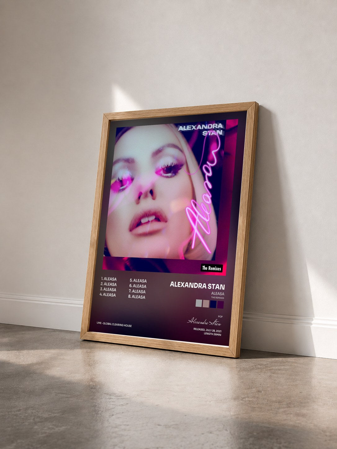#bois Tableau de l'album Aleasa (The Remixes) de Alexandra Stan vu de trois quarts, cadre en bois brut