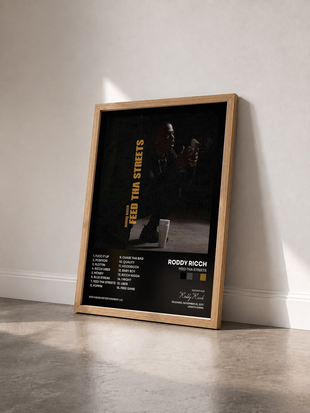 #bois Tableau de l'album Feed tha Streets de Roddy Ricch vu de trois quarts, cadre en bois brut