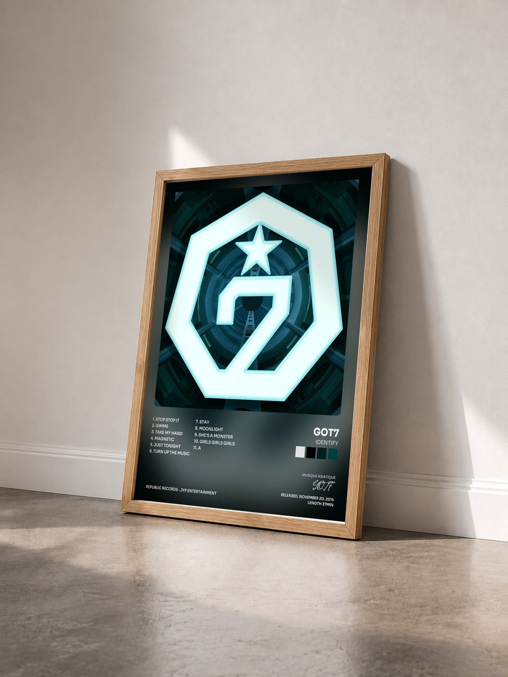 #bois Tableau de l'album Identify de GOT7 vu de trois quarts, cadre en bois brut