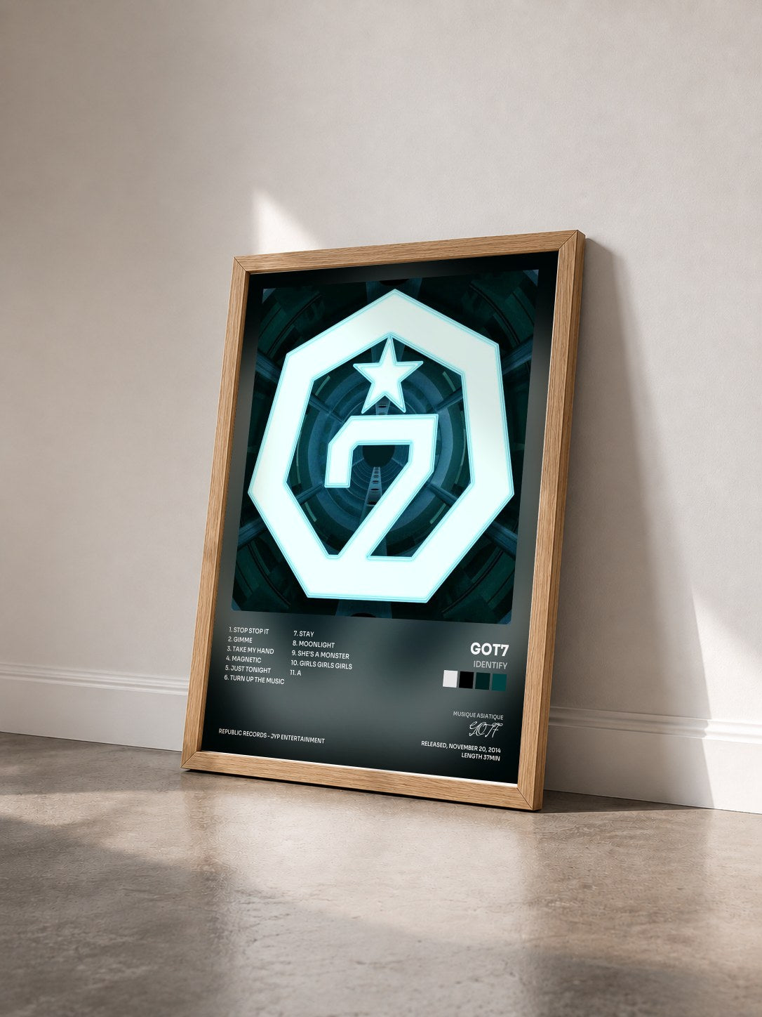 #bois Tableau de l'album Identify de GOT7 vu de trois quarts, cadre en bois brut