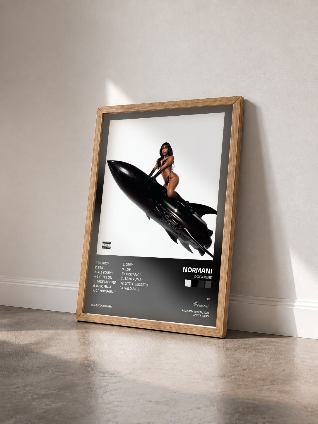 #bois Tableau de l'album DOPAMINE de Normani vu de trois quarts, cadre en bois brut