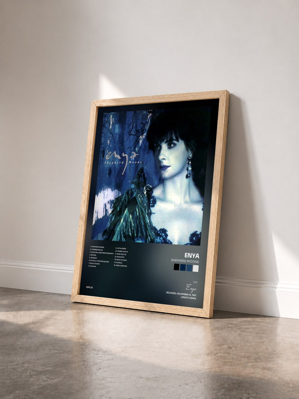 #bois Tableau de l'album Shepherd Moons de Enya vu de trois quarts, cadre en bois brut