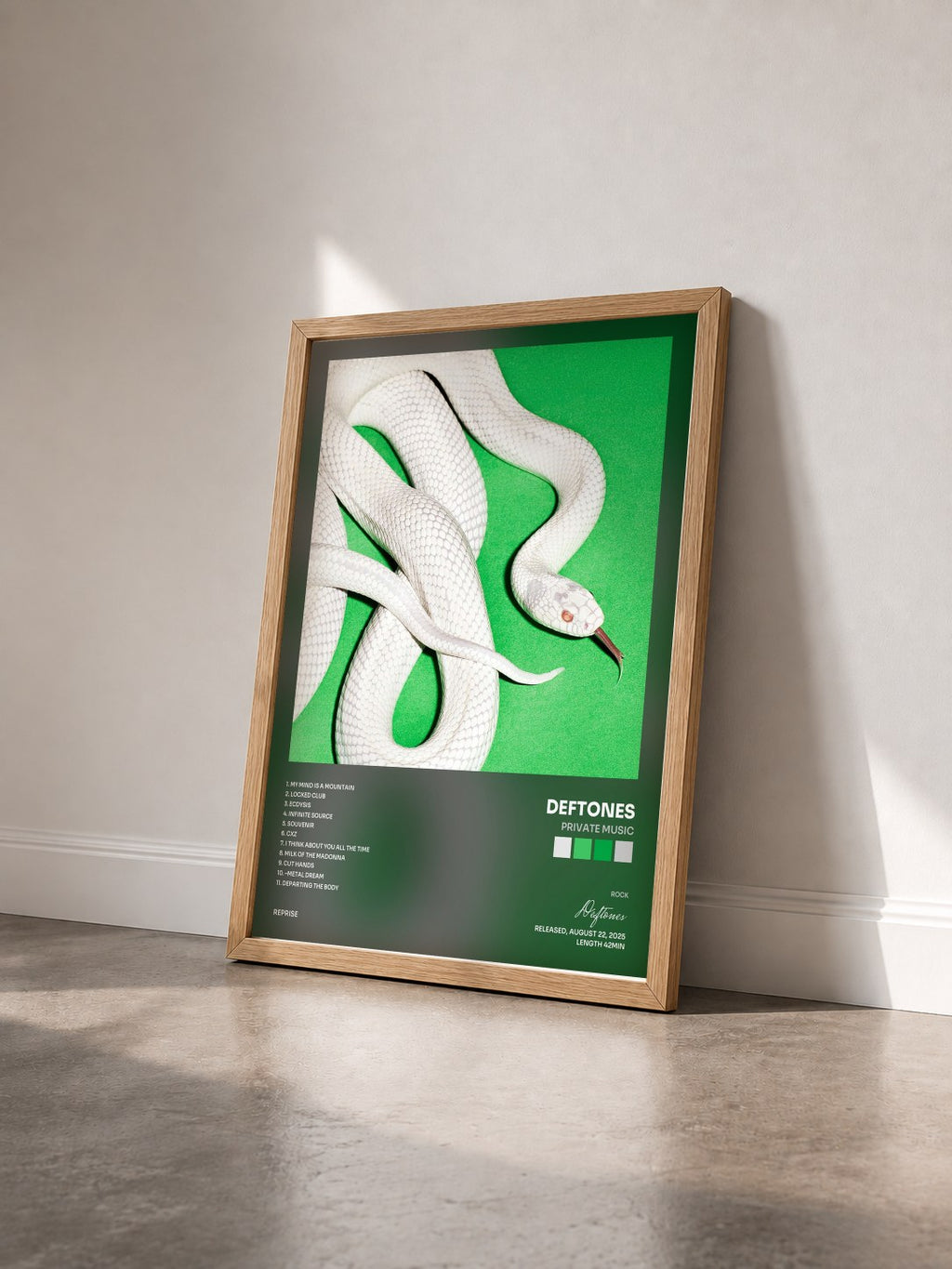 #bois Tableau de l'album private music de Deftones vu de trois quarts, cadre en bois brut
