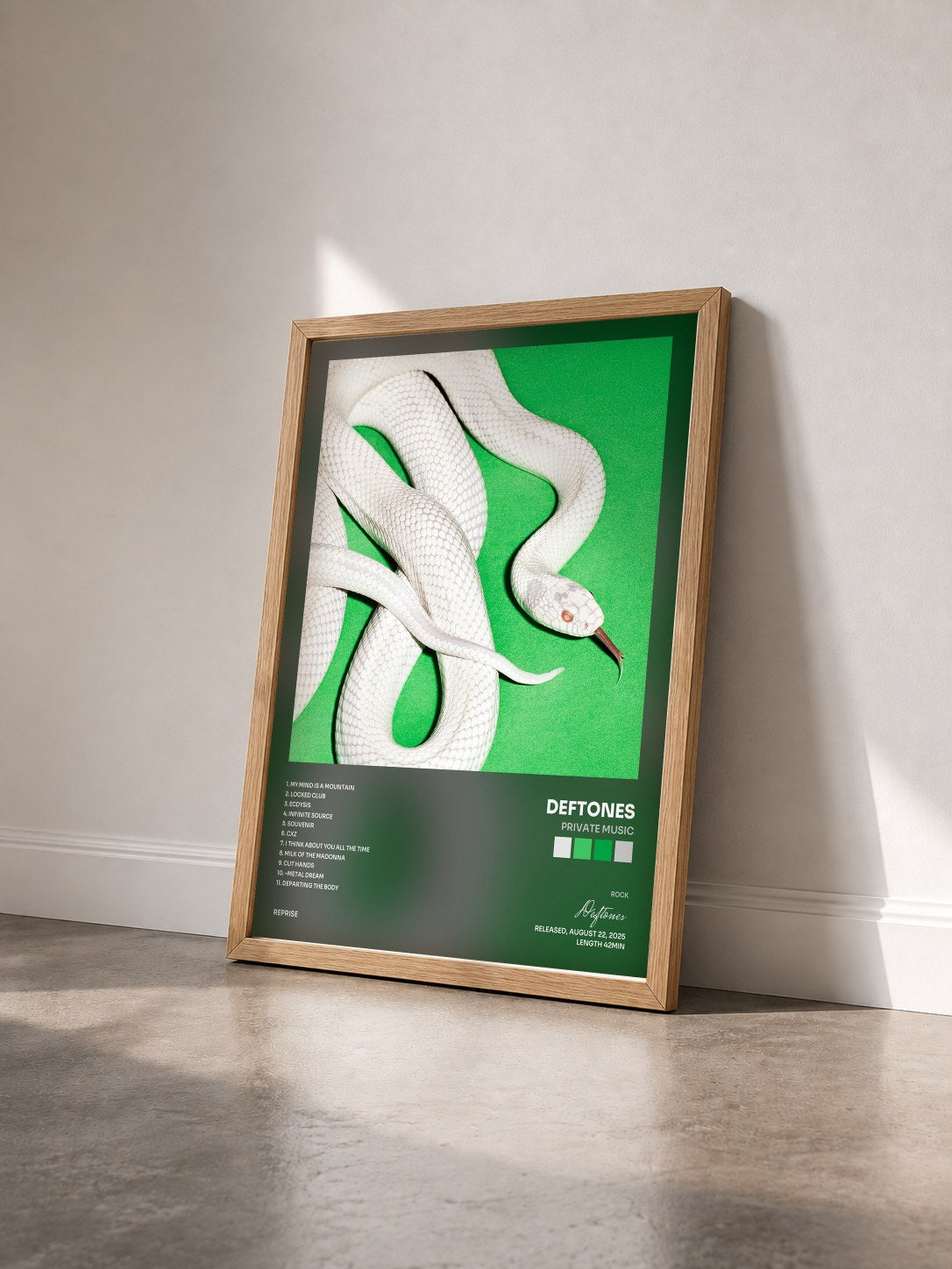 #bois Tableau de l'album private music de Deftones vu de trois quarts, cadre en bois brut