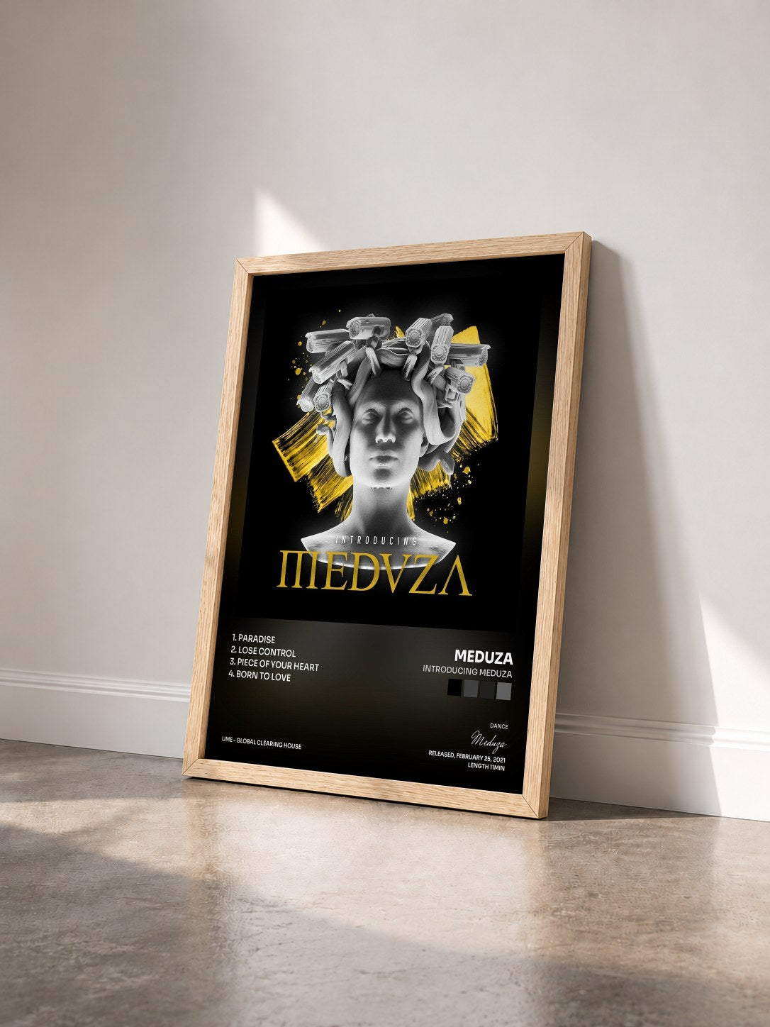 #bois Tableau de l'album Introducing MEDUZA de Meduza vu de trois quarts, cadre en bois brut