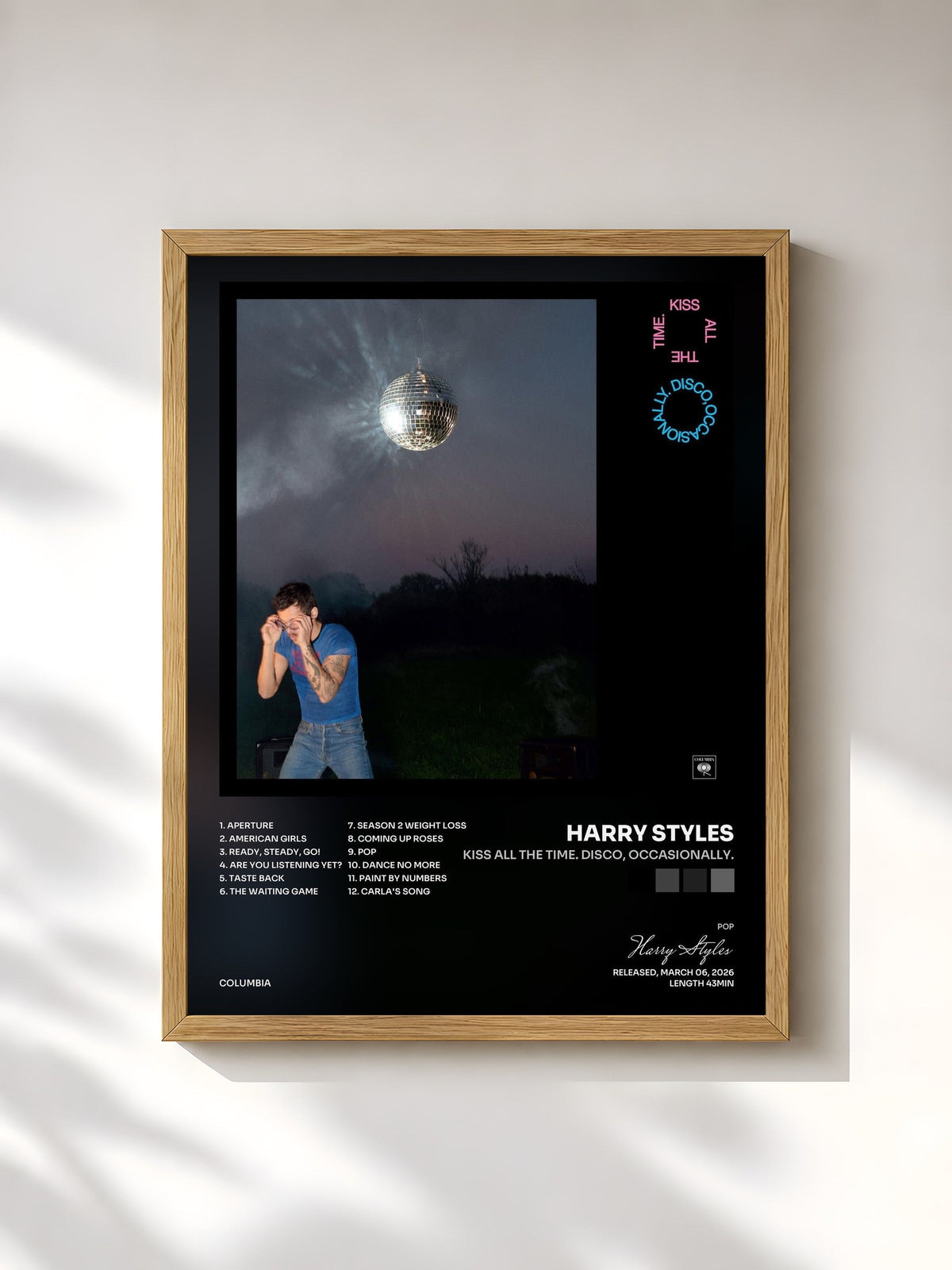 #bois Tableau de l'album Kiss All The Time. Disco, Occasionally. de Harry Styles, cadre en bois brut, imprimé et encadré en France