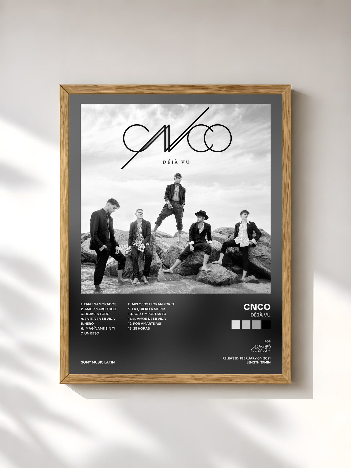 #bois Tableau de l'album Déjà Vu de CNCO, cadre en bois brut, imprimé et encadré en France