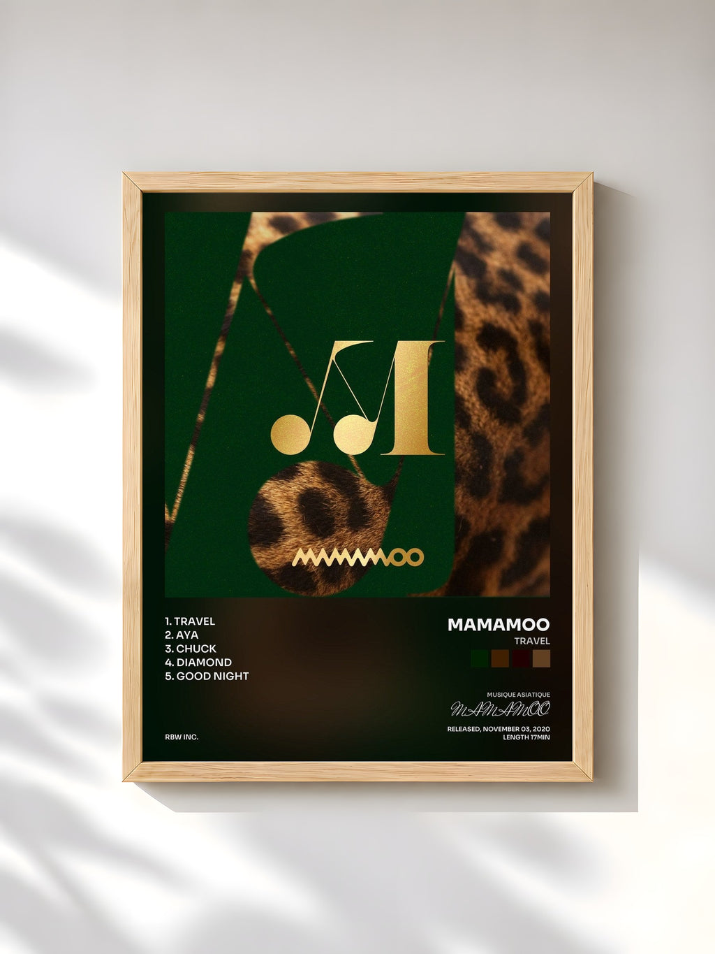 #bois Tableau de l'album TRAVEL de MAMAMOO, cadre en bois brut, imprimé et encadré en France