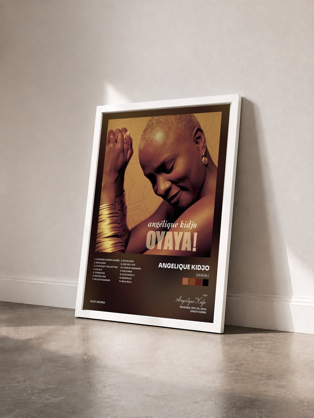#blanc Tableau de l'album OYAYA! de Angelique Kidjo vu de trois quarts, cadre blanc
