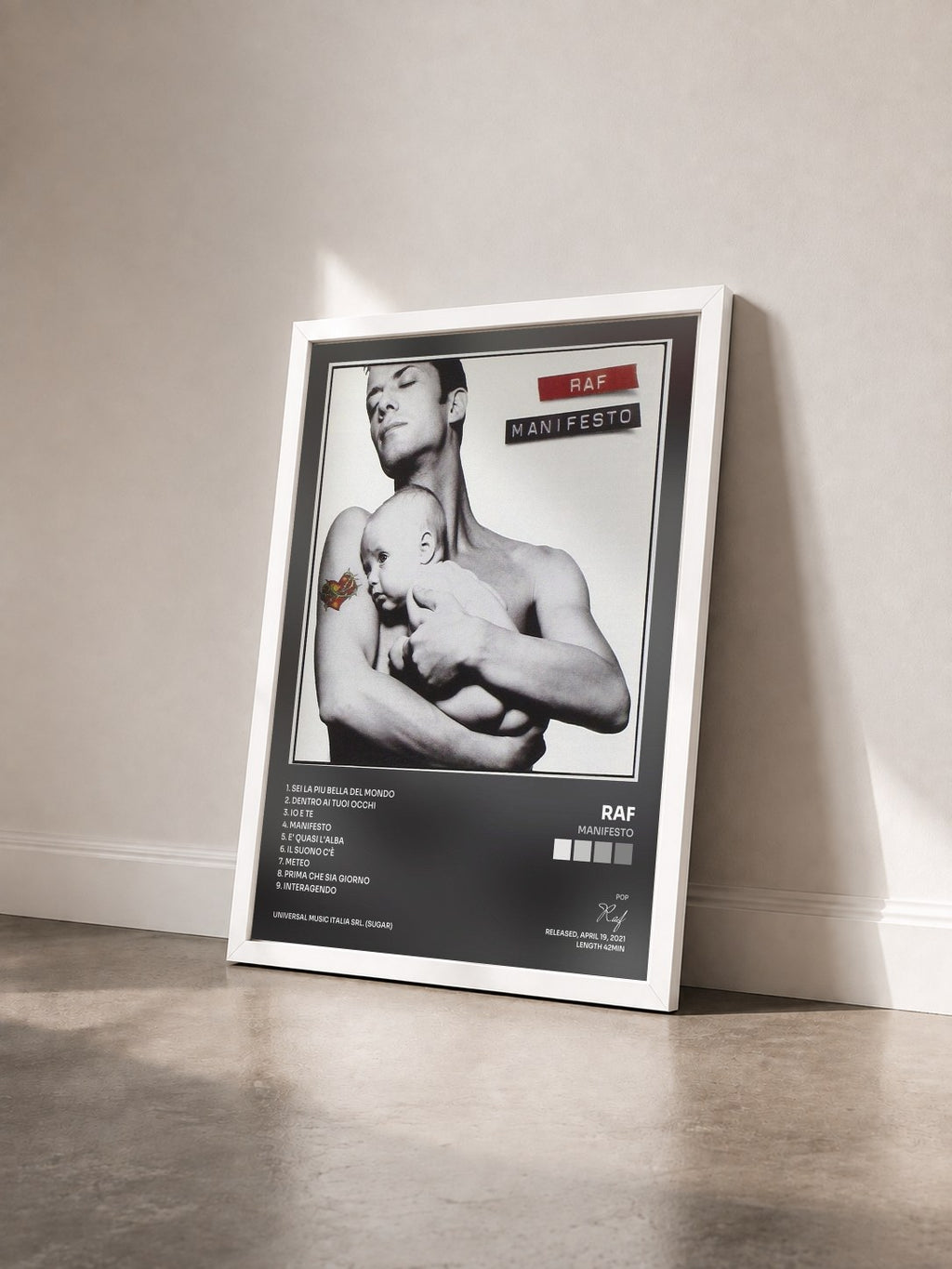 #blanc Tableau de l'album Manifesto de Raf vu de trois quarts, cadre blanc