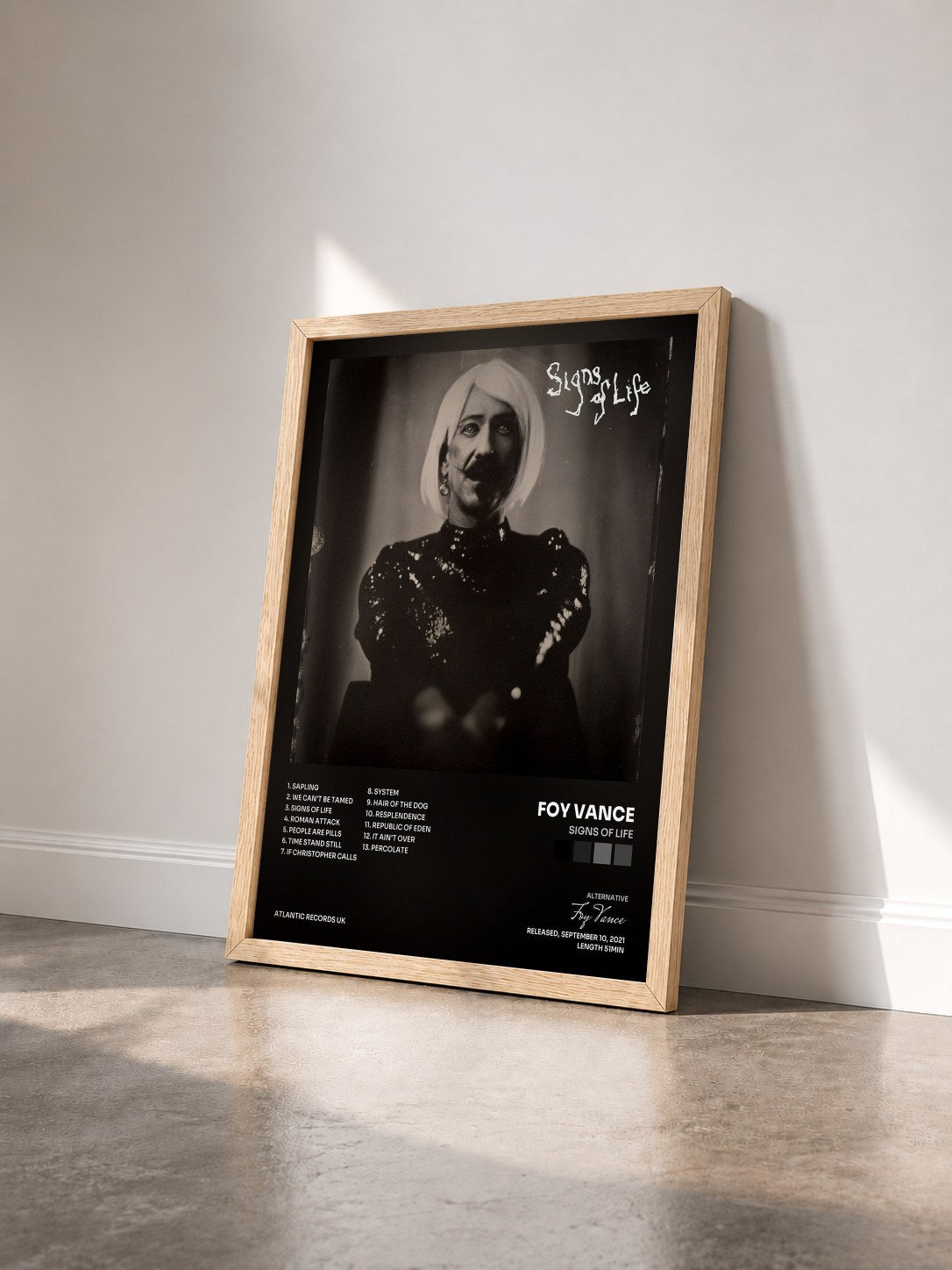 #bois Tableau de l'album Signs of Life de Foy Vance vu de trois quarts, cadre en bois brut