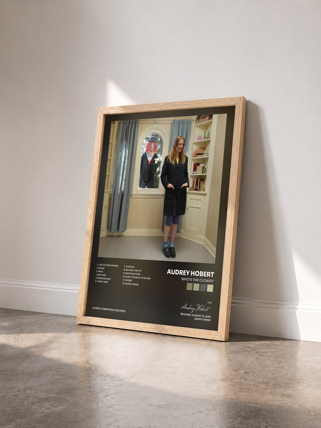 #bois Tableau de l'album Who's the Clown? de Audrey Hobert vu de trois quarts, cadre en bois brut