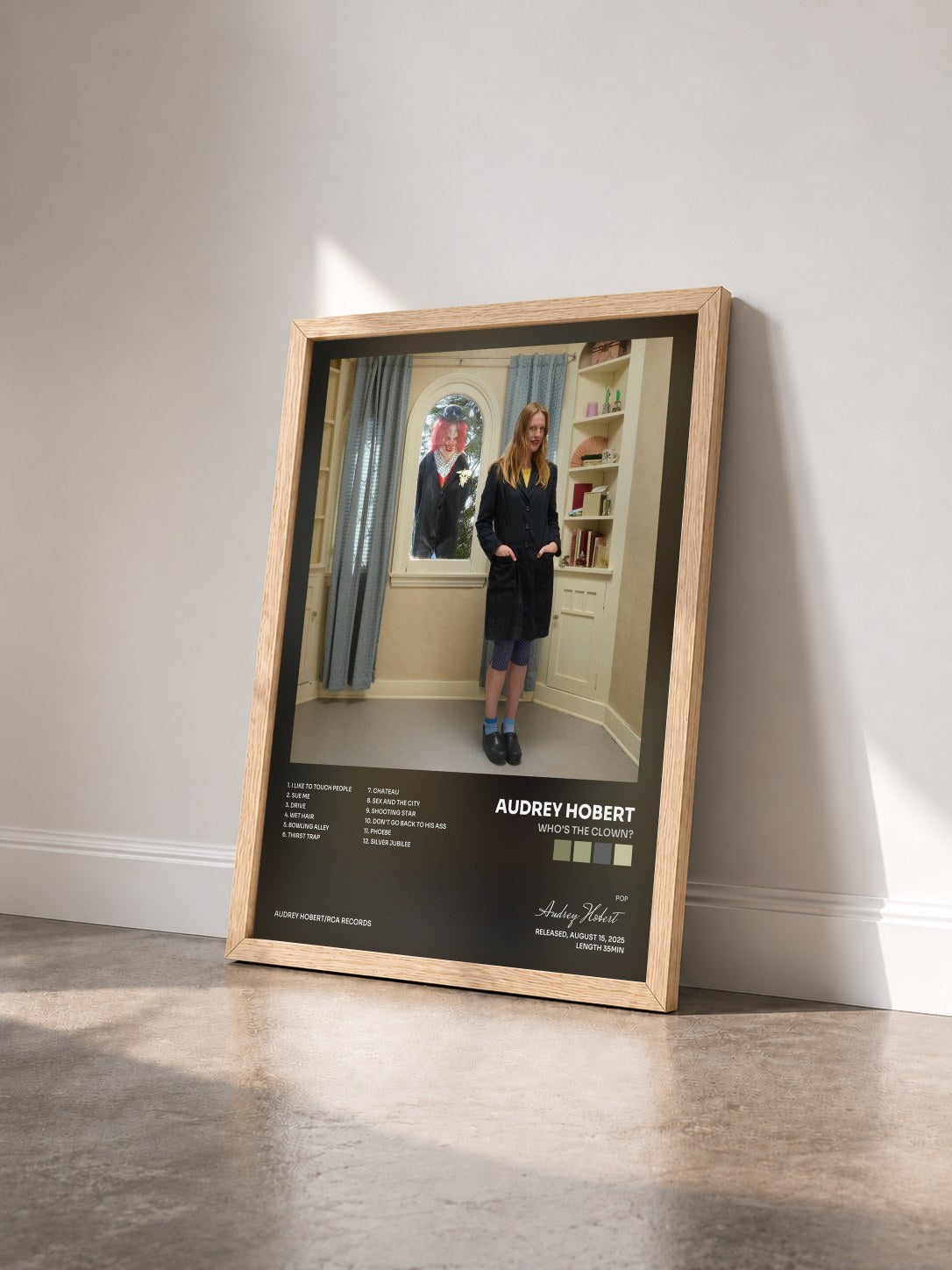 #bois Tableau de l'album Who's the Clown? de Audrey Hobert vu de trois quarts, cadre en bois brut