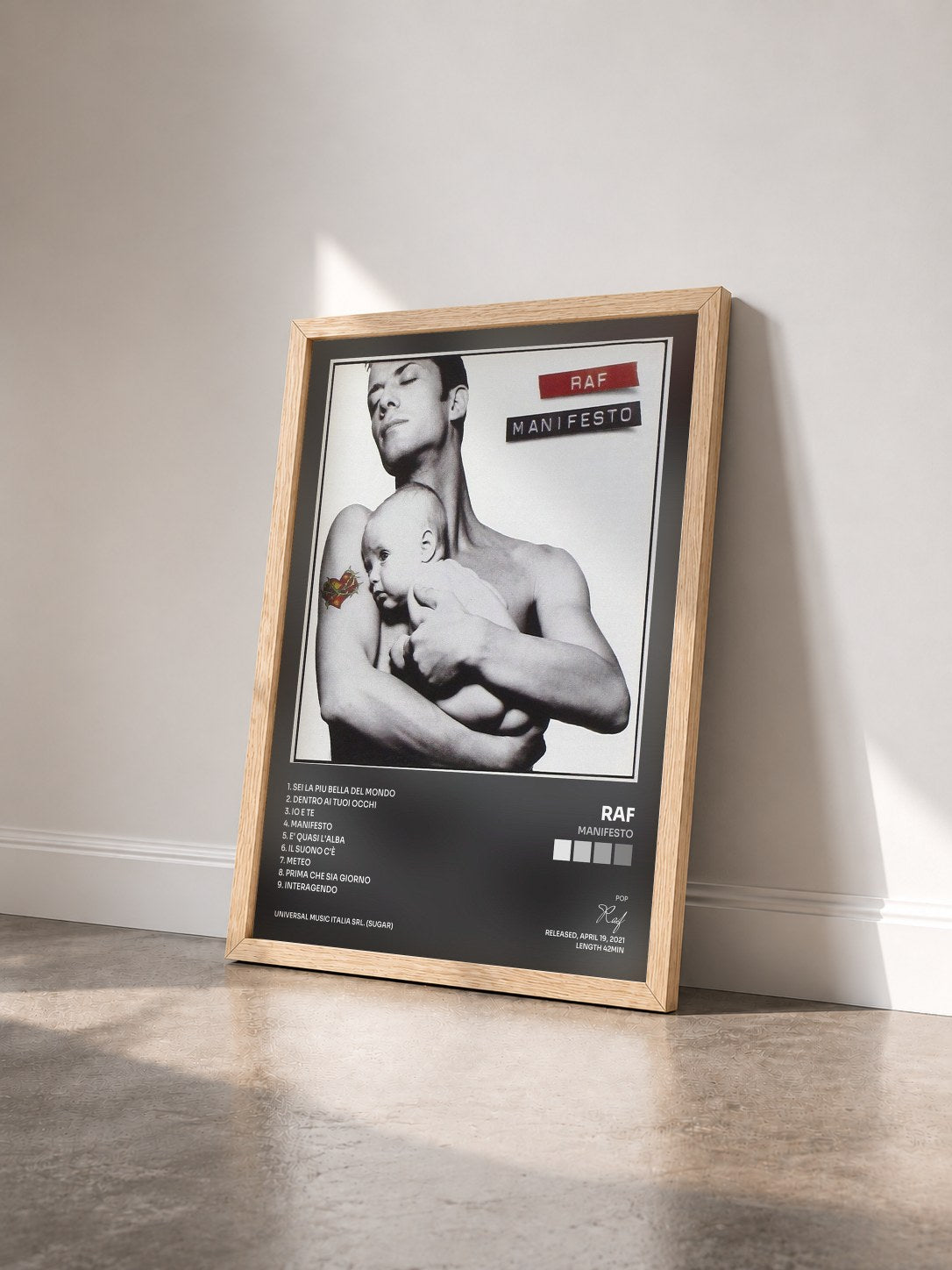 #bois Tableau de l'album Manifesto de Raf vu de trois quarts, cadre en bois brut