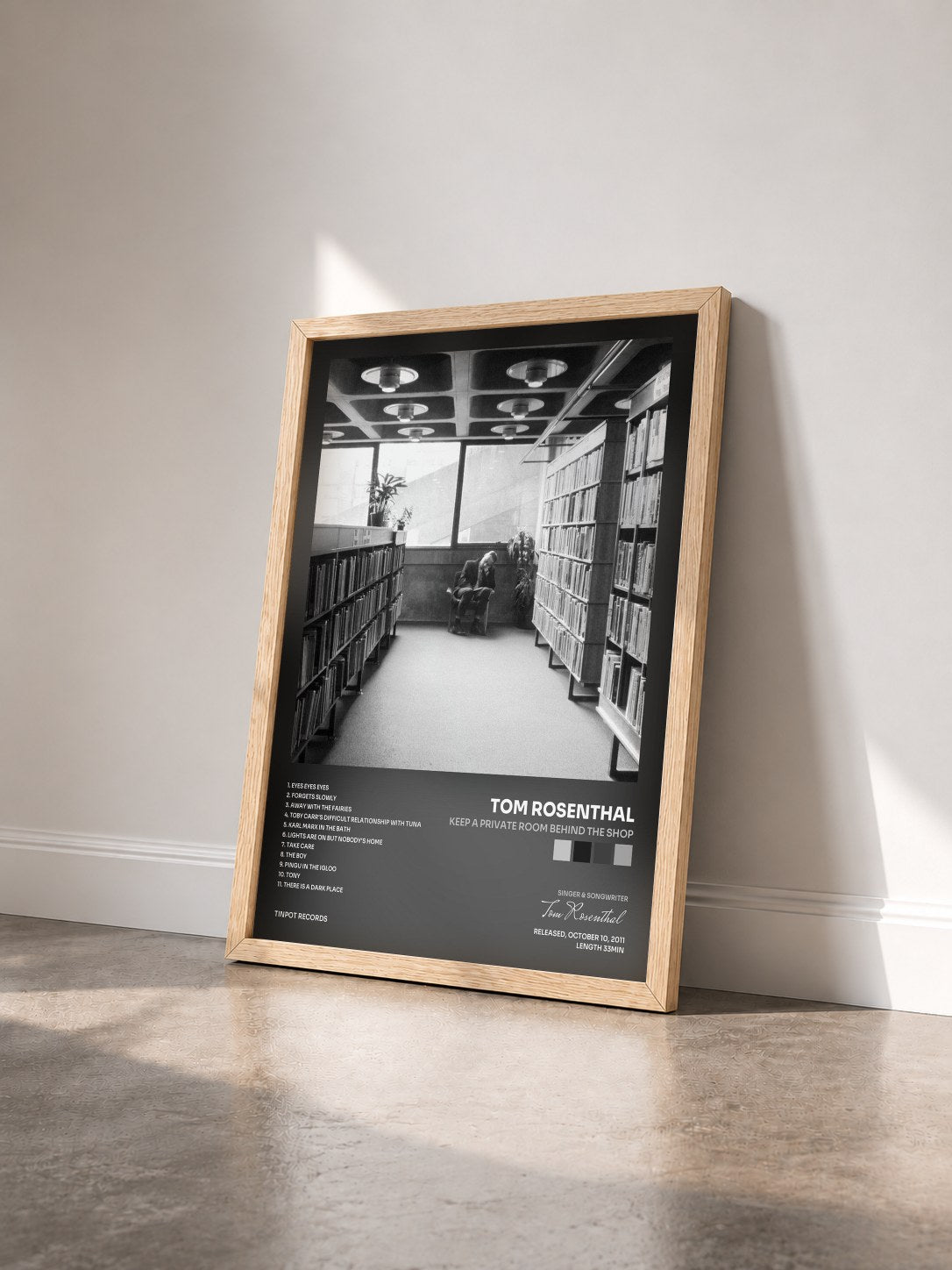 #bois Tableau de l'album Keep a Private Room Behind the Shop de Tom Rosenthal vu de trois quarts, cadre en bois brut