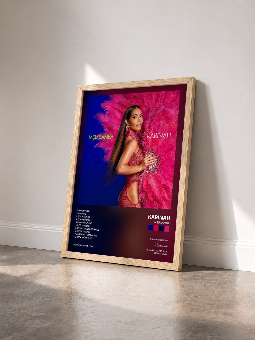 #bois Tableau de l'album Meu Samba de Karinah vu de trois quarts, cadre en bois brut