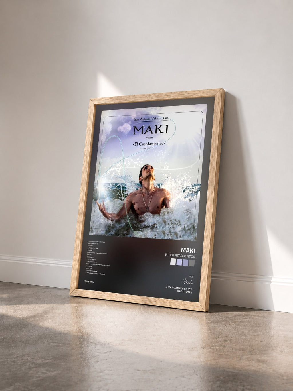 #bois Tableau de l'album El cuentacuentos de Maki vu de trois quarts, cadre en bois brut
