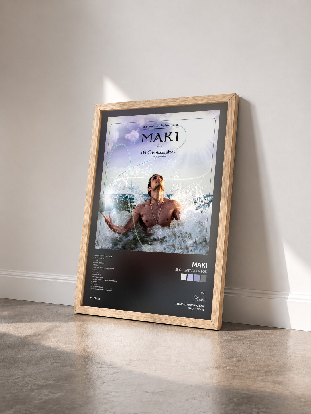 #bois Tableau de l'album El cuentacuentos de Maki vu de trois quarts, cadre en bois brut